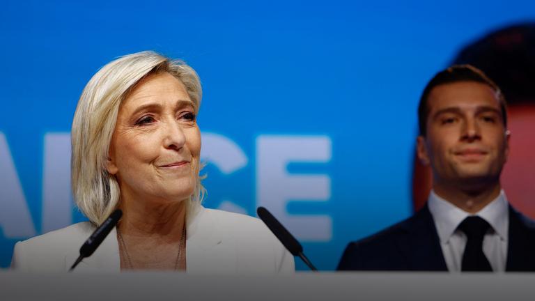 Der Franzose Jordan Bardella, Präsident der rechtsextremen französischen Partei Rassemblement National (RN) und Leiter der RN-Liste für die Europawahl, und Marine Le Pen, Präsidentin der Fraktion der rechtsextremen französischen Partei Rassemblement National, sprechen Parteimitglieder nach Schließung der Wahllokale während der Wahlen zum Europäischen Parlament in Paris