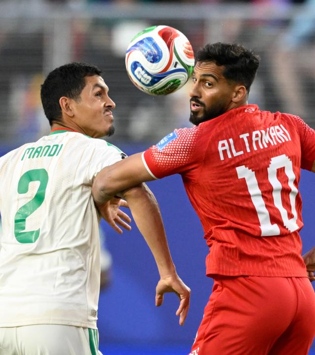 Der Algerier Aissa Mandi (l) und der Jordanier Mousa Altamari kämpfen um den Ball.