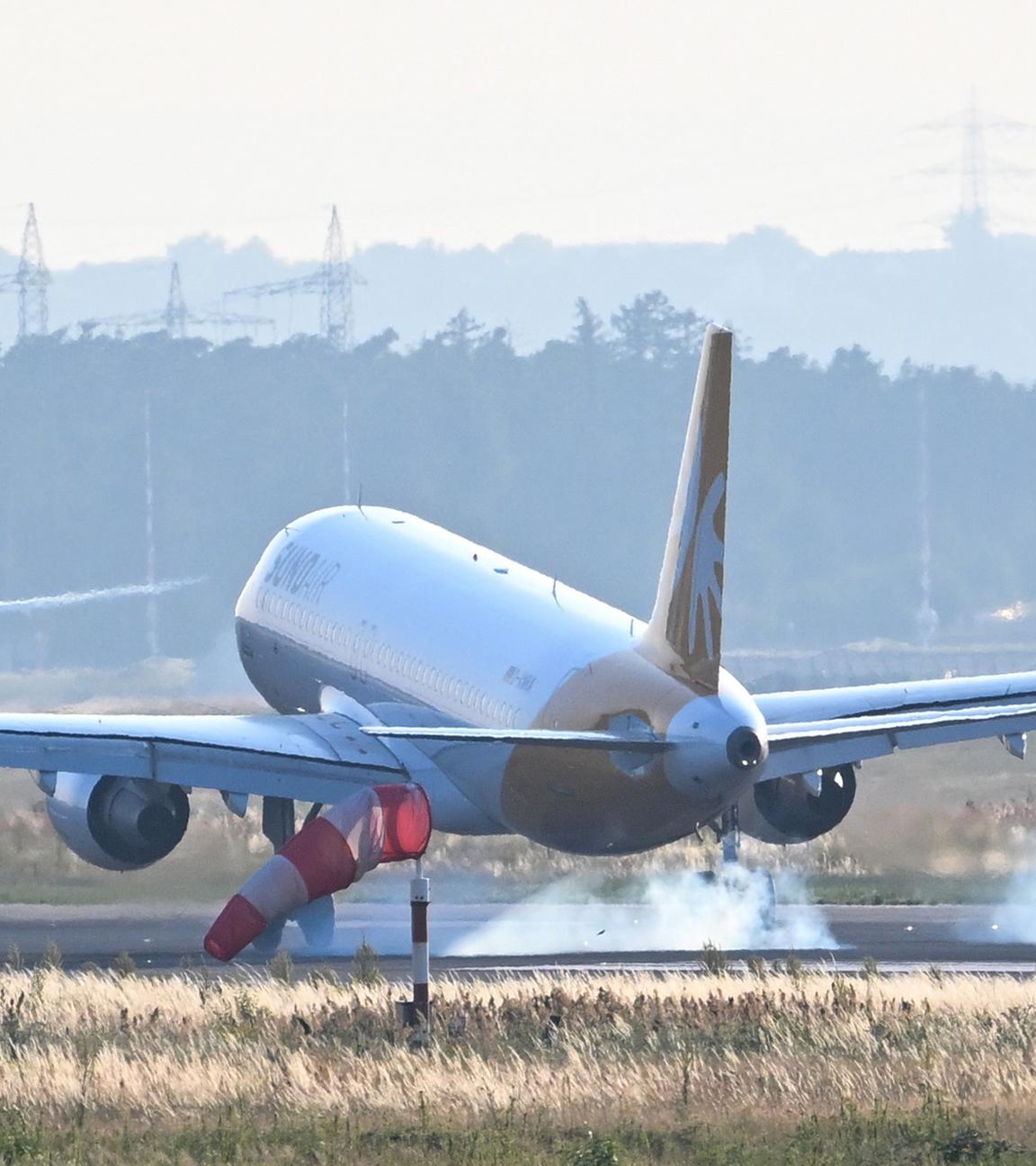 Ein Flugzeug der Fluggesellschaft Sundair. Der Sonderflug bringt Deutsche und Familienangehörige, die in Israel festsaßen, am 18.06.2025 von der jordanischen Hauptstadt Amman aus nach Frankfurt.