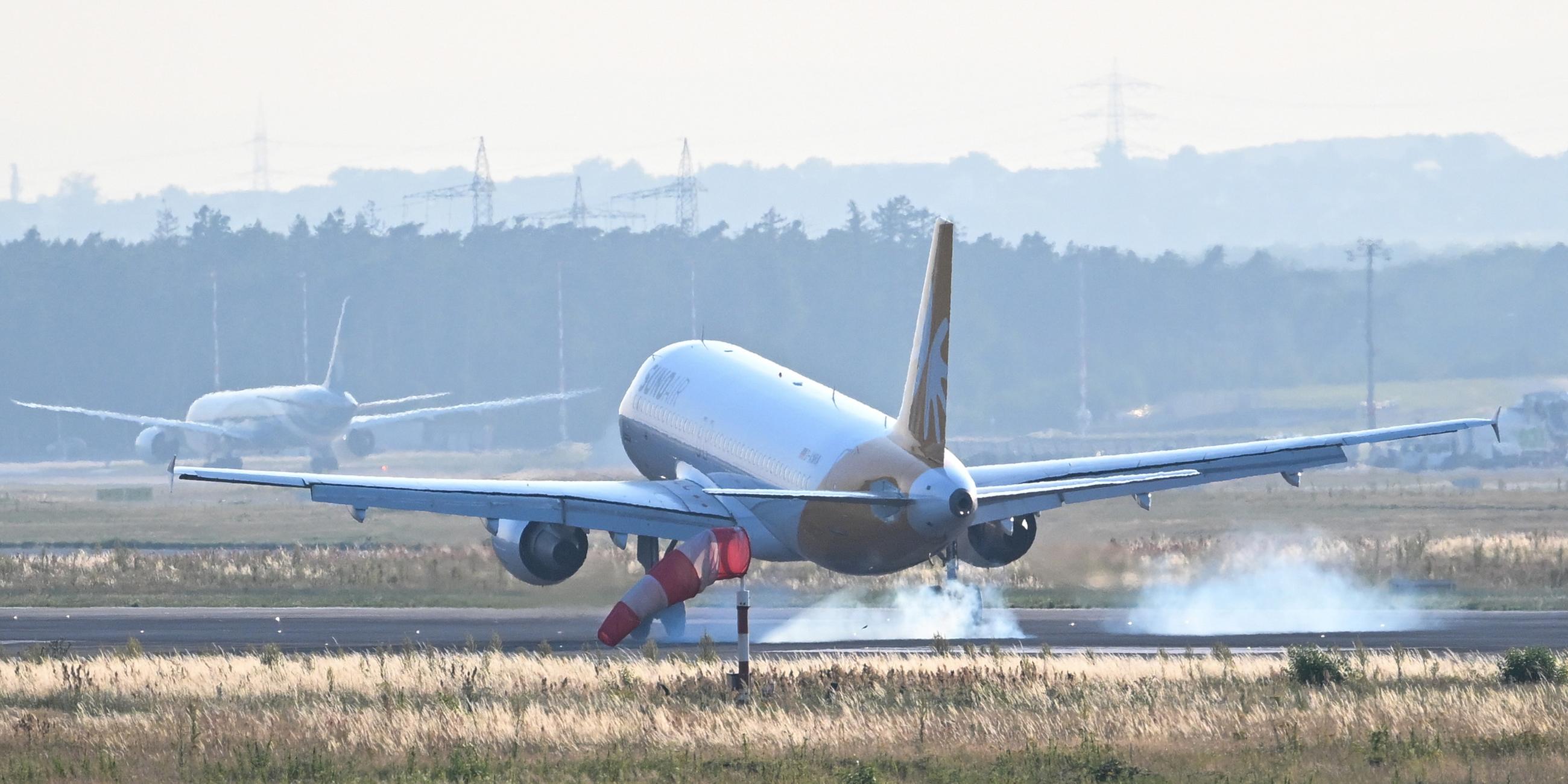 Ein Flugzeug der Fluggesellschaft Sundair. Der Sonderflug bringt Deutsche und Familienangehörige, die in Israel festsaßen, am 18.06.2025 von der jordanischen Hauptstadt Amman aus nach Frankfurt.