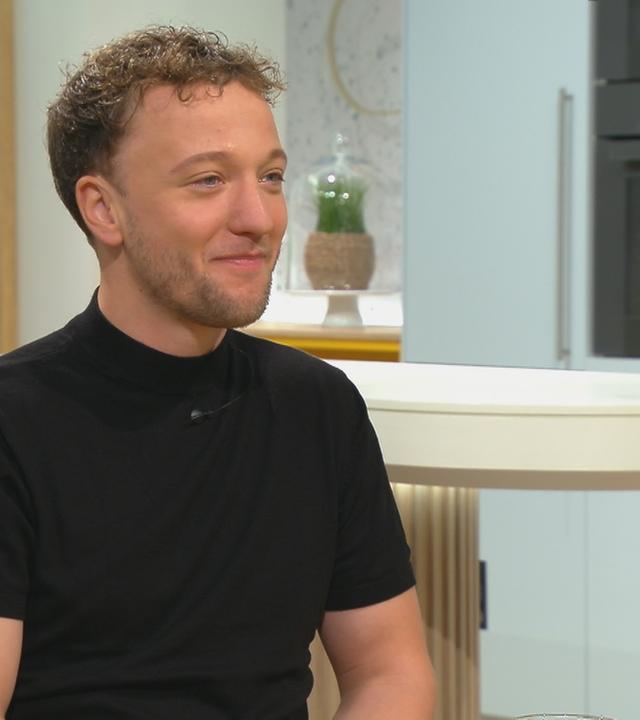 Joris am "Volle Kanne"-Frühstückstisch