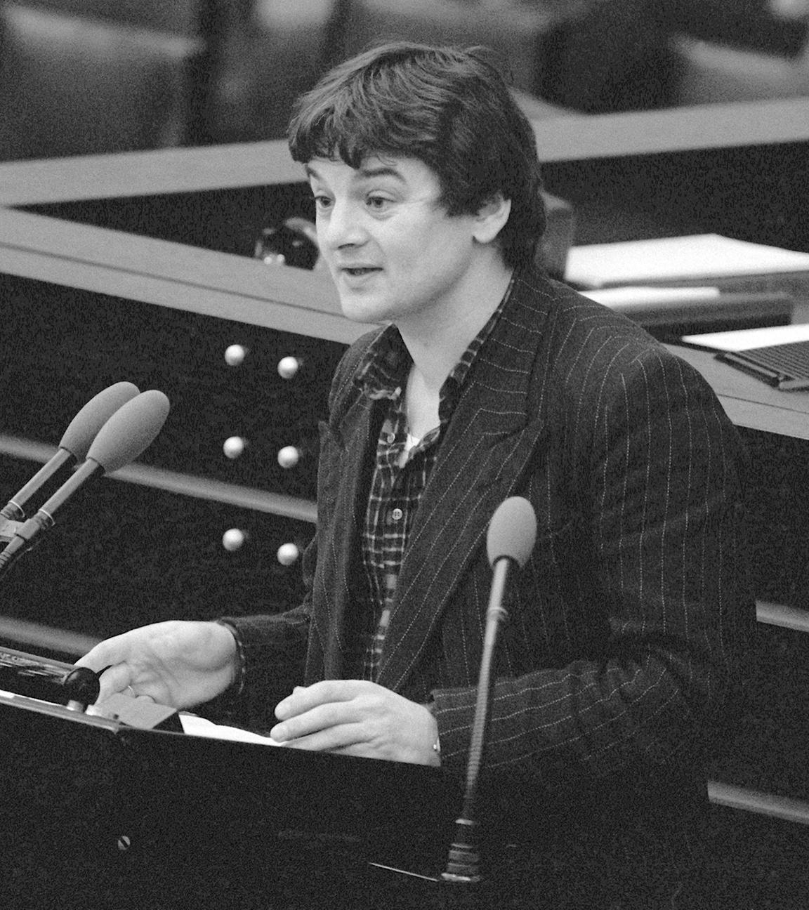 Der Abgeordnete der Grünen, Joschka Fischer, am Rednerpult während der Kießling-Debatte im Bundestag in Bonn am 08.02.1984.