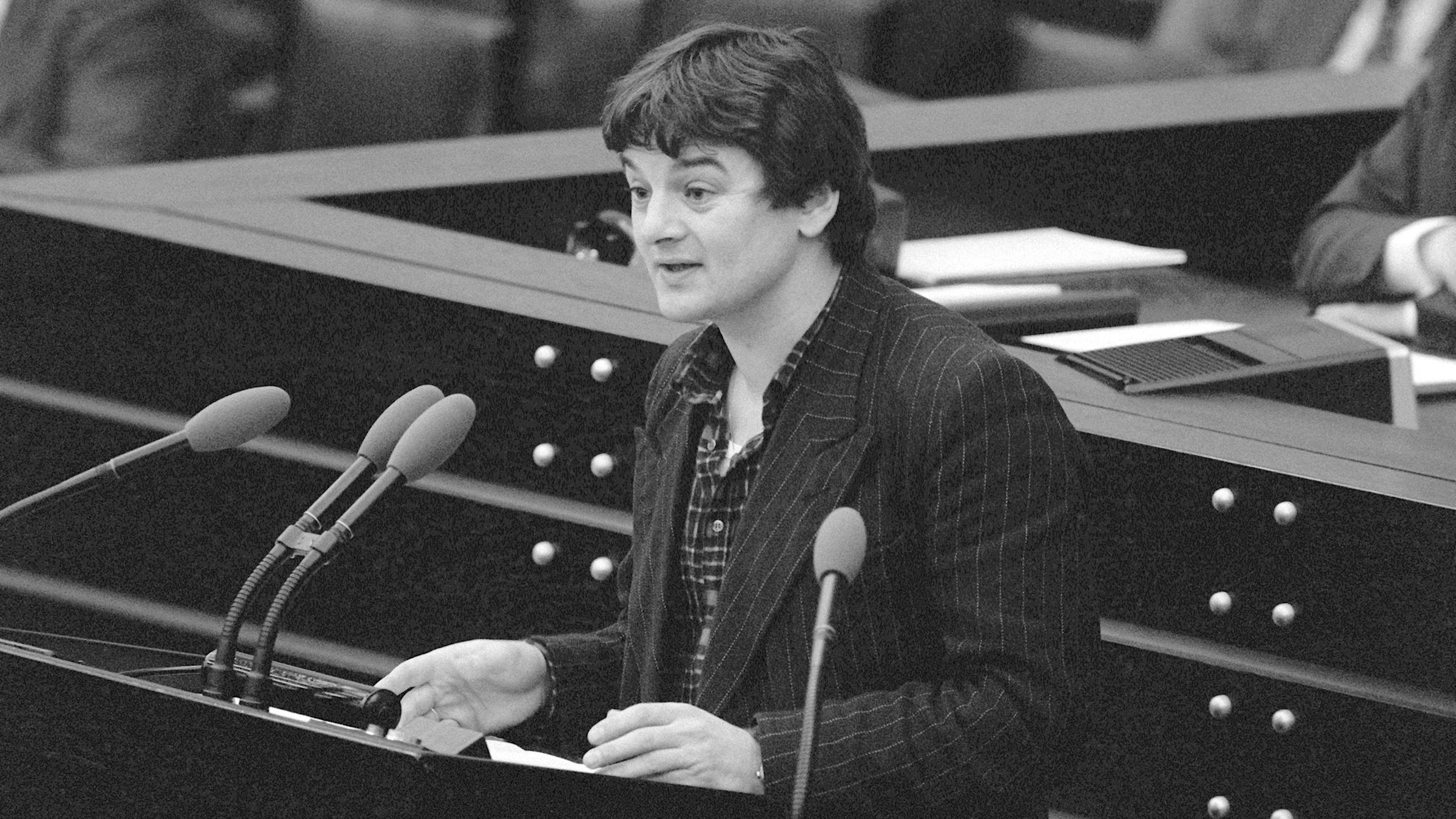 Der Abgeordnete der Grünen, Joschka Fischer, am Rednerpult während der Kießling-Debatte im Bundestag in Bonn am 08.02.1984.