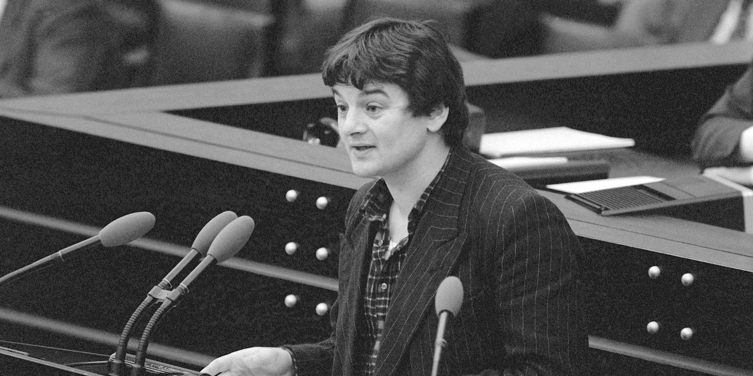 Der Abgeordnete der Grünen, Joschka Fischer, am Rednerpult während der Kießling-Debatte im Bundestag in Bonn am 08.02.1984.