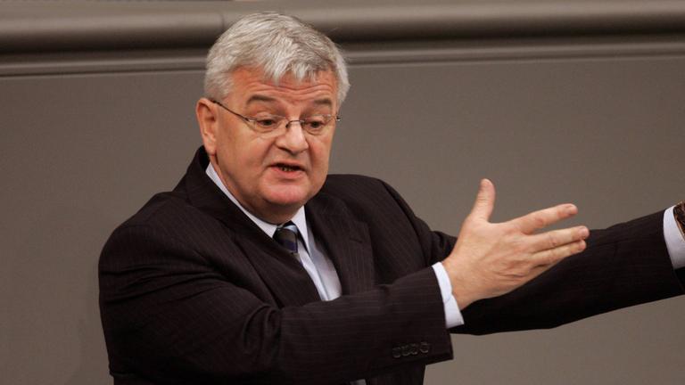 Ehemaliger Bundesaußenminister Joschka Fischer (Bündnis90 Die Grünen) spricht im Bundestag am 01.07.2005.