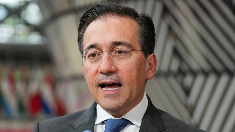 Spaniens Außenminister Jose Manuel Albares Bueno spricht, als er zu einem Treffen der EU-Außenminister im Gebäude des Europäischen Rates in Brüssel eintrifft. (Archiv)