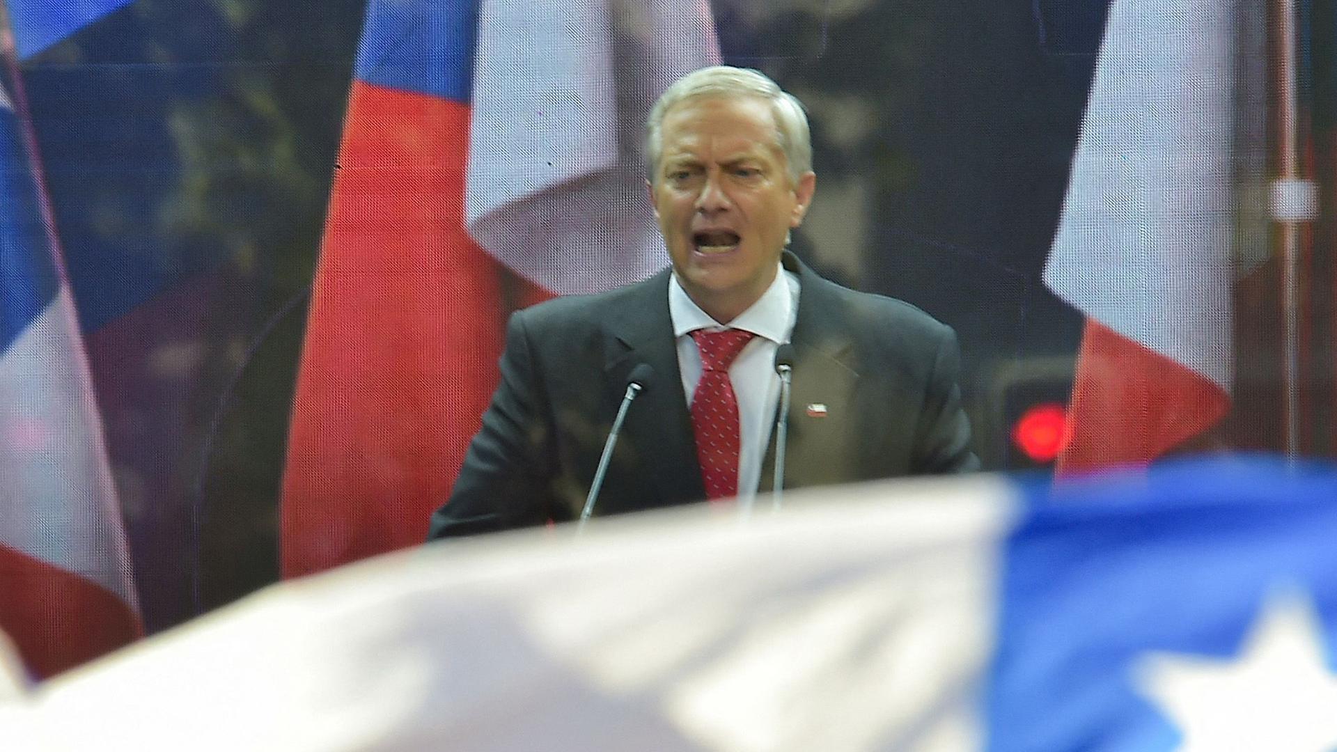 Der chilenische Präsidentschaftskandidat José Antonio Kast von der Republikanischen Partei spricht am 13. November 2025 bei seiner Abschlusskundgebung in Concepción zu Unterstützern.