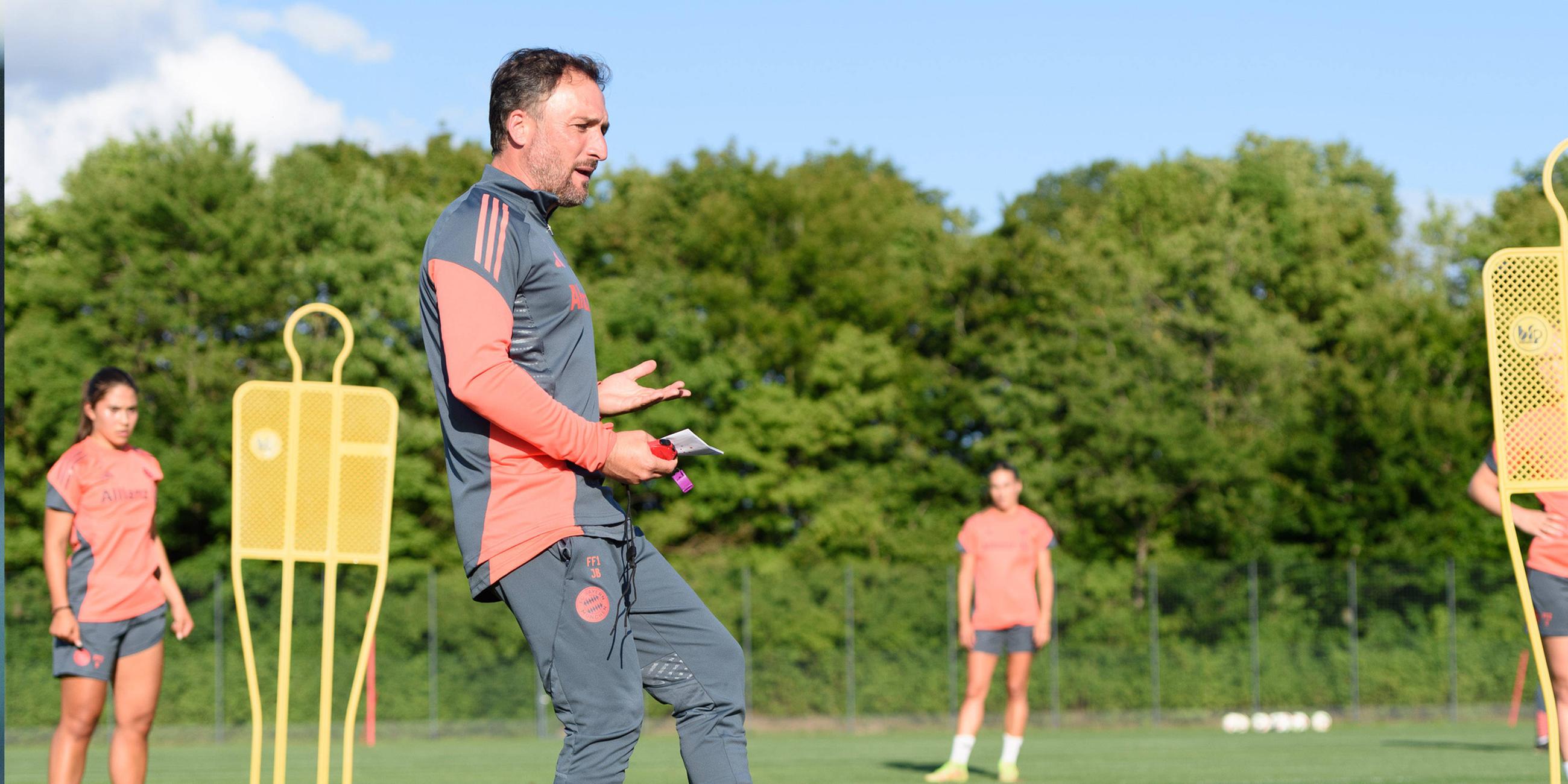 München, Deutschland, 21. Juli 2025: Cheftrainer José Barcala (FC Bayern München) erklärt eine Übung während des Trainings am FC Bayern Campus in München.