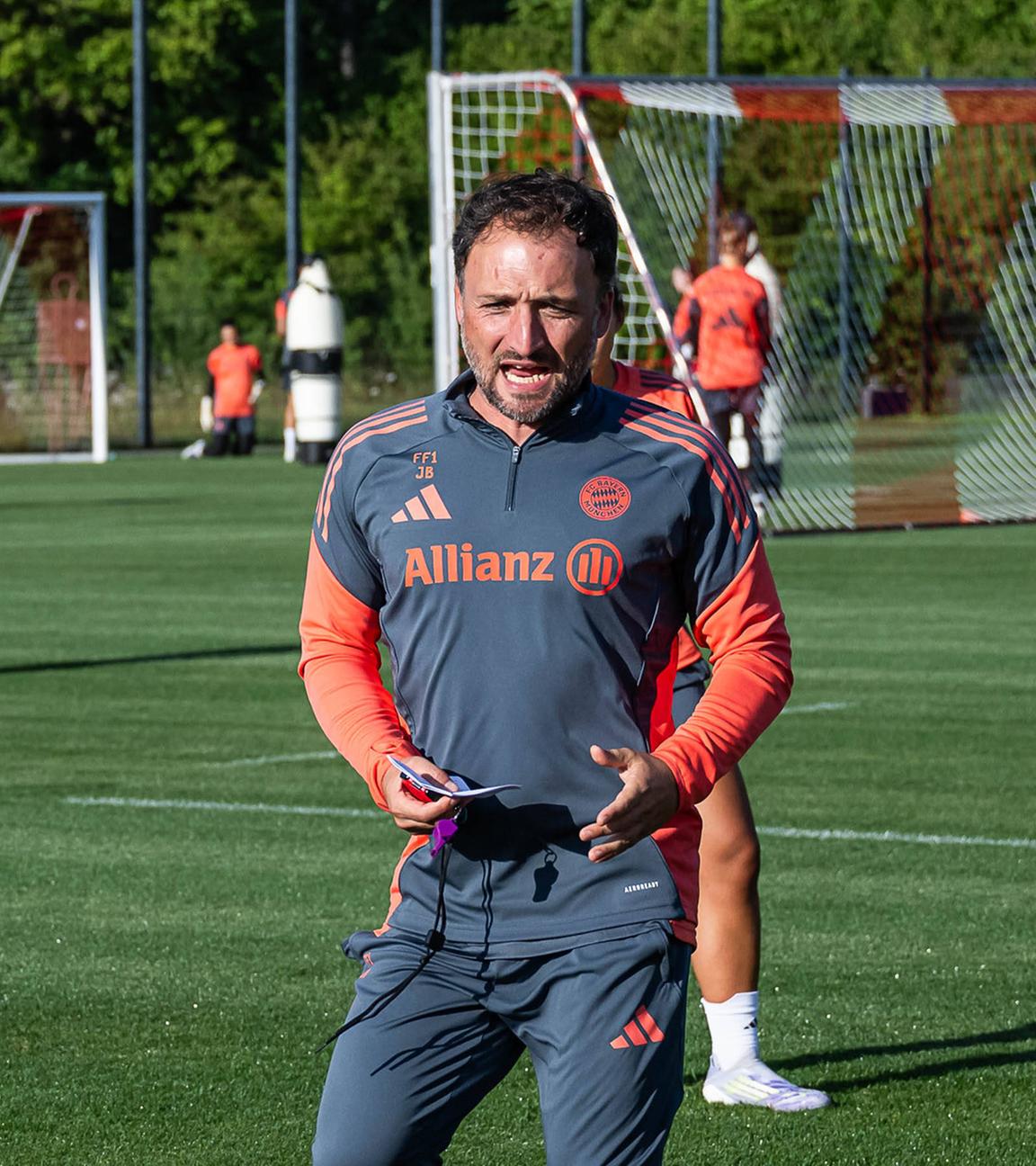 Jose Barcala, der Cheftrainer der Frauenfußballmannschaft des FC Bayern München.
