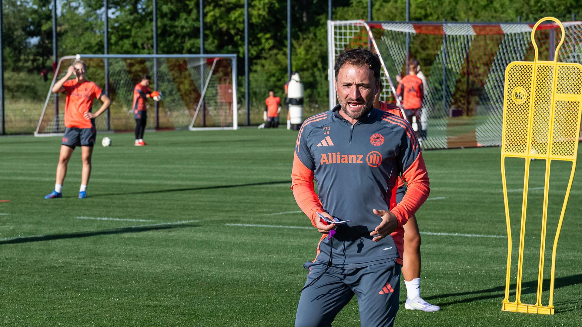 Jose Barcala, der Cheftrainer der Frauenfußballmannschaft des FC Bayern München.