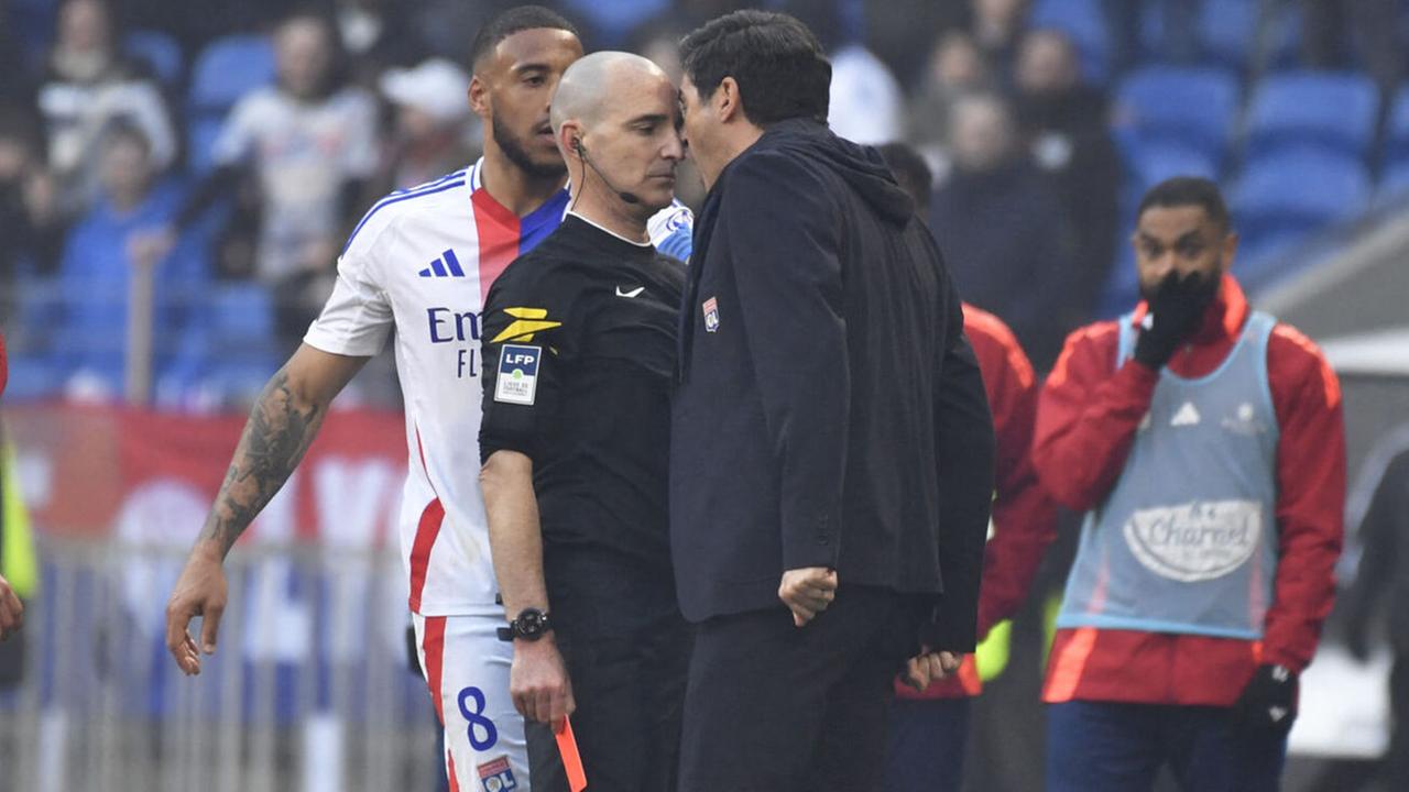 Paulo Fonseca Kopf an Kopf mit Schiedsrichter Benoit Millot