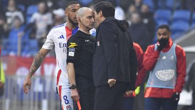 Paulo Fonseca Kopf an Kopf mit Schiedsrichter Benoit Millot