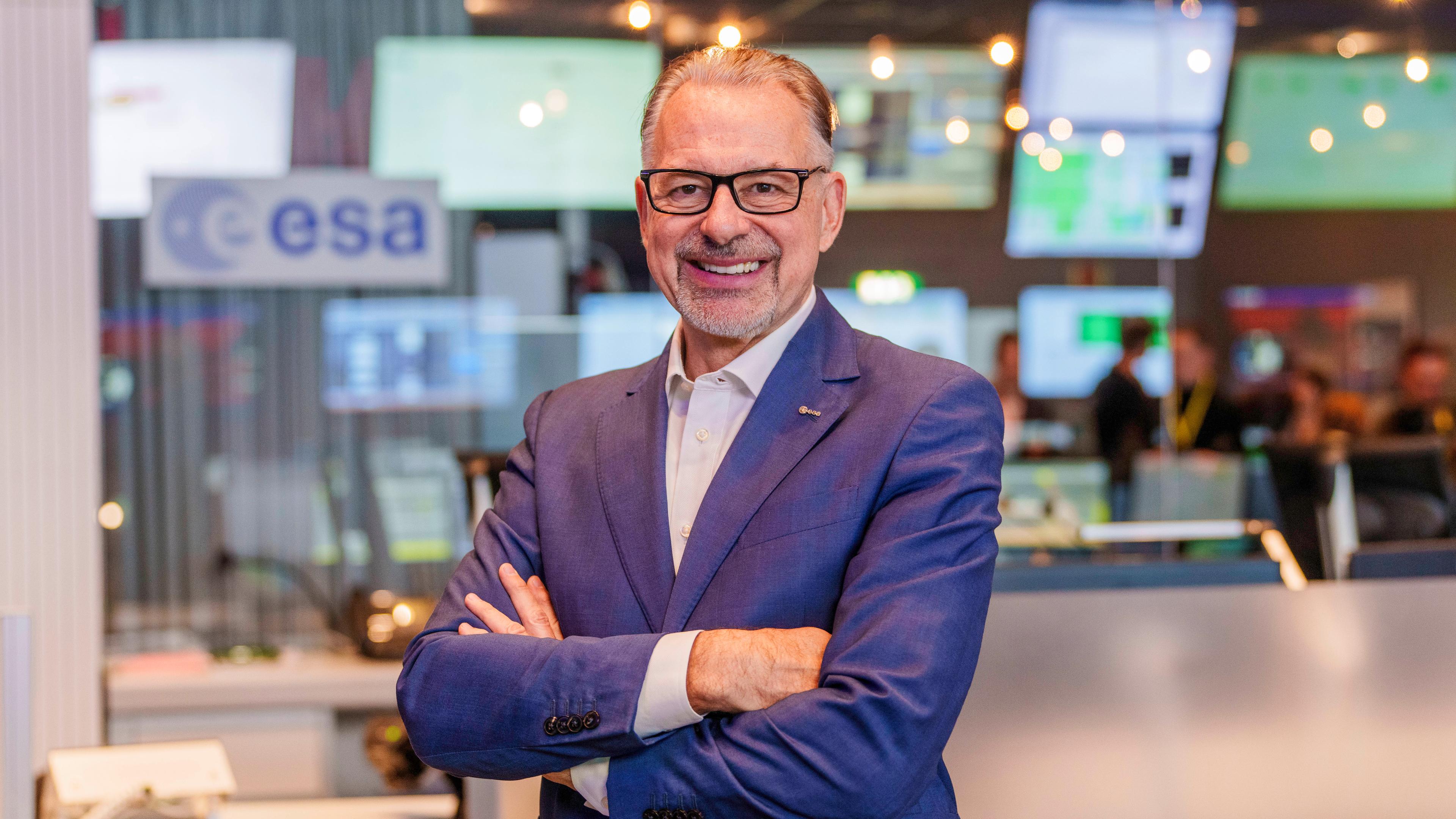 Generaldirektor der Europäischen Weltraumorganisation Josef Aschbacher im ESA-Kontrollraum