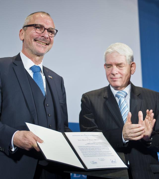 Bundespräsident Frank-Walter Steinmeier, SPD, mit dem Vorsitzenden des Zentralrats der Juden in Deutschland, Josef Schuster, bei der Verleihung des Leo-Baeck-Preises an Volker Beck am 04.11.2015 in Berlin.