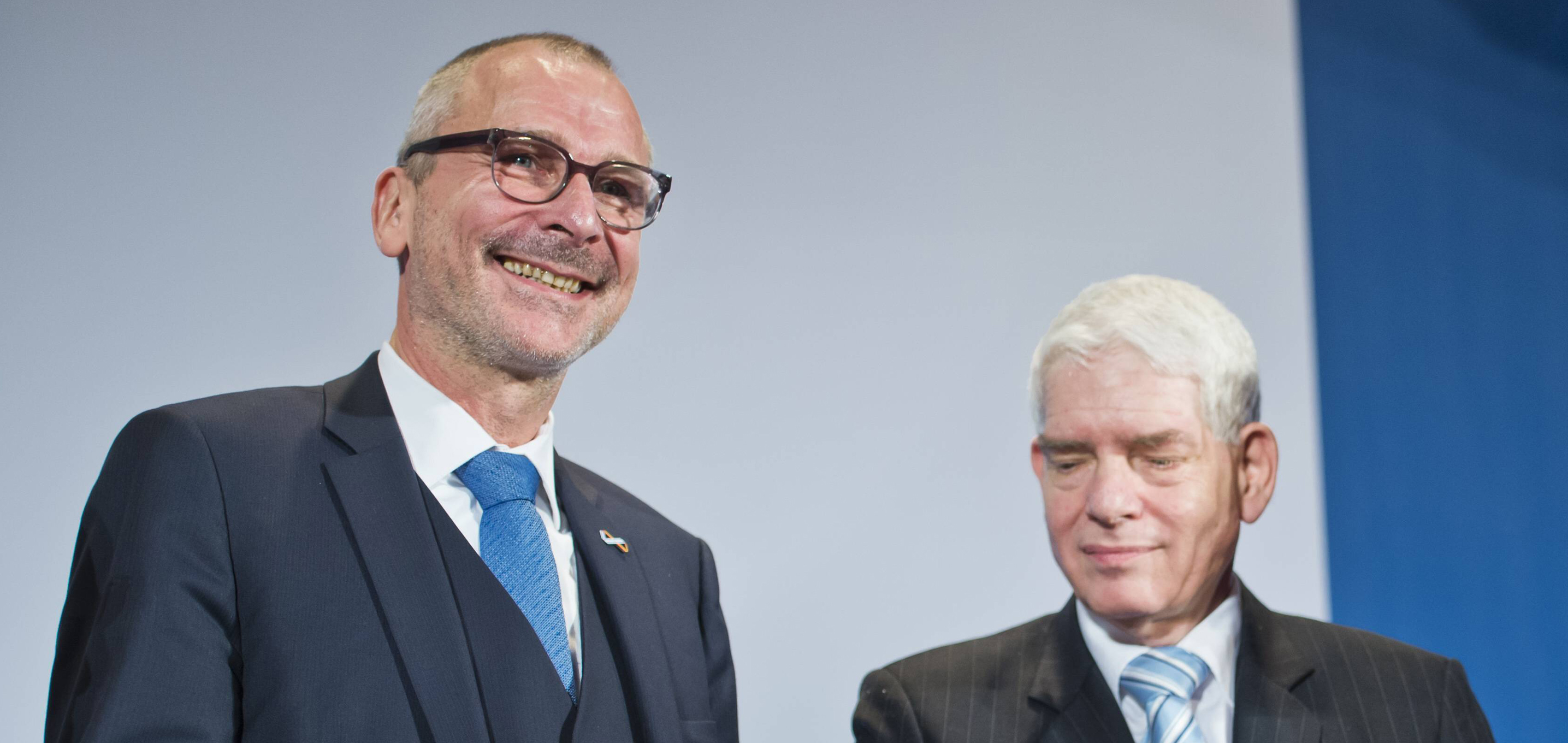 Bundespräsident Frank-Walter Steinmeier, SPD, mit dem Vorsitzenden des Zentralrats der Juden in Deutschland, Josef Schuster, bei der Verleihung des Leo-Baeck-Preises an Volker Beck am 04.11.2015 in Berlin.