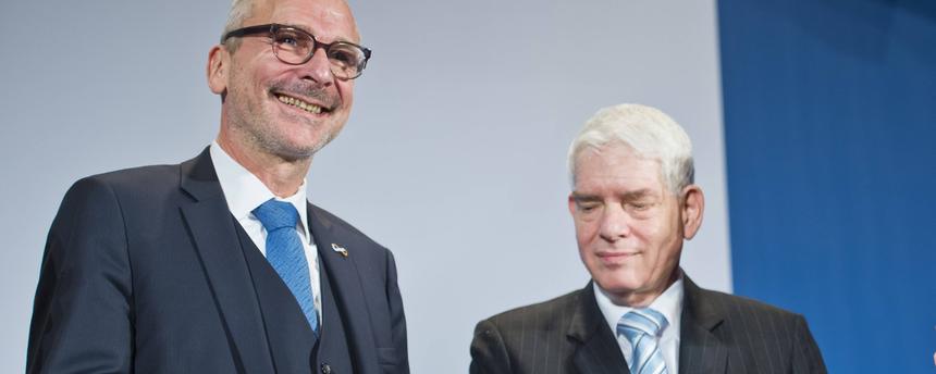 Bundespräsident Frank-Walter Steinmeier, SPD, mit dem Vorsitzenden des Zentralrats der Juden in Deutschland, Josef Schuster, bei der Verleihung des Leo-Baeck-Preises an Volker Beck am 04.11.2015 in Berlin.