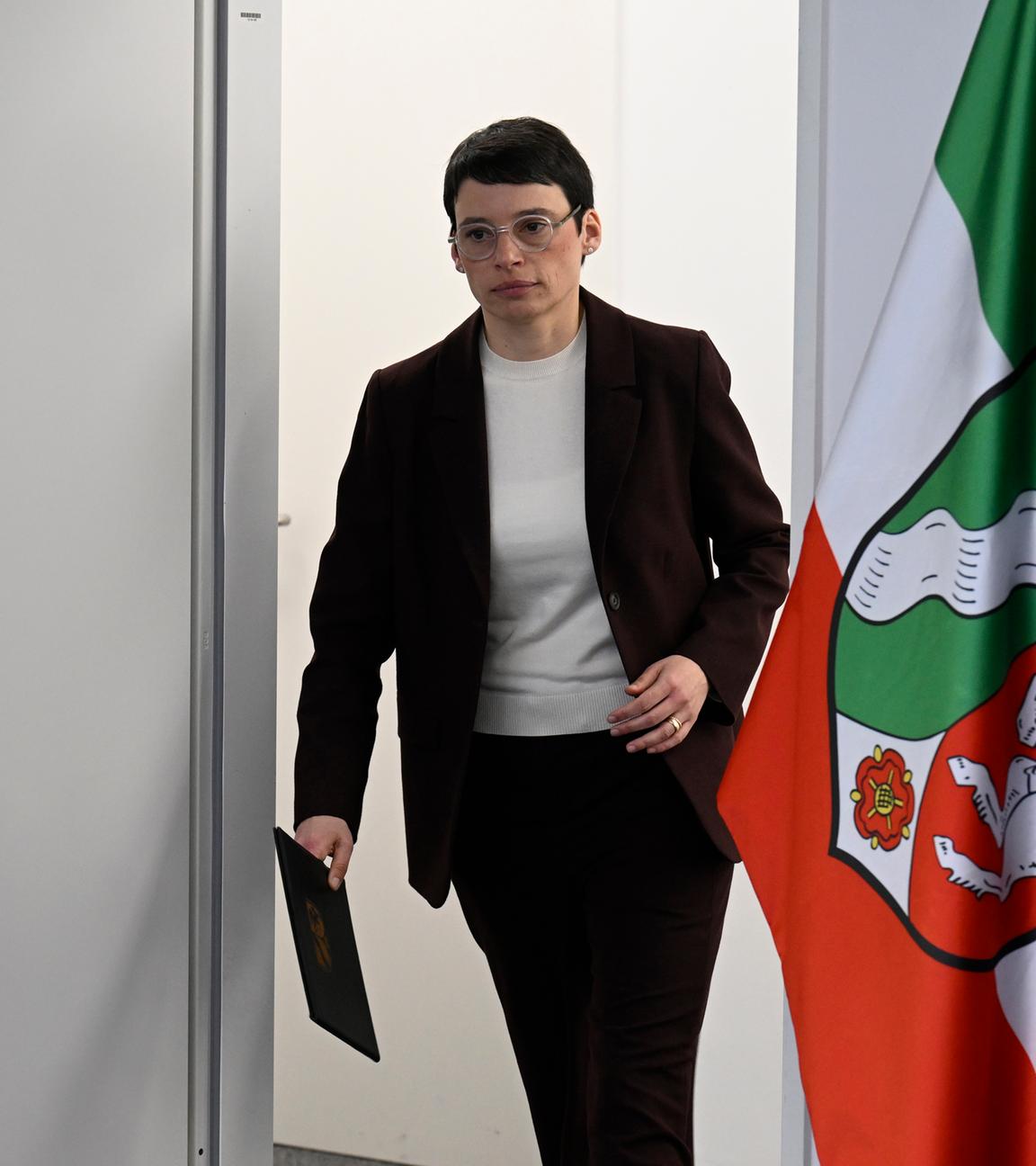 Ex-Flüchtlingsministerin Josefine Paul (Grüne) betritt einen Raum.