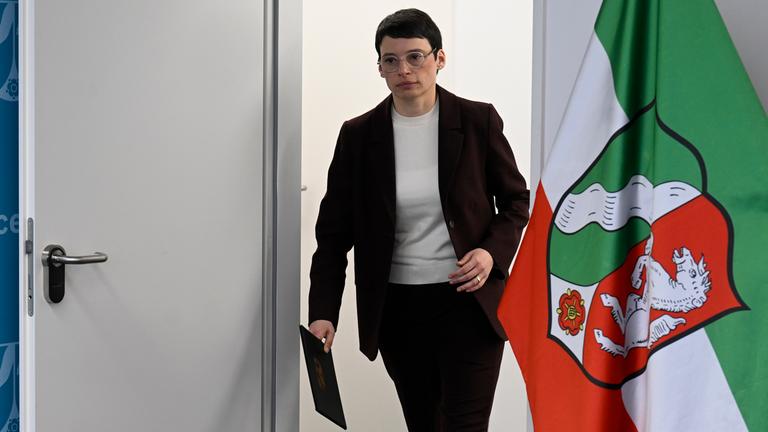 Ex-Flüchtlingsministerin Josefine Paul (Grüne) betritt einen Raum.