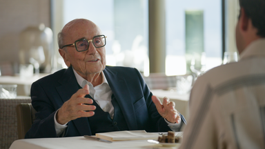Joseph Blatter sitzt sprechend an einem weiß gedeckten Tisch.