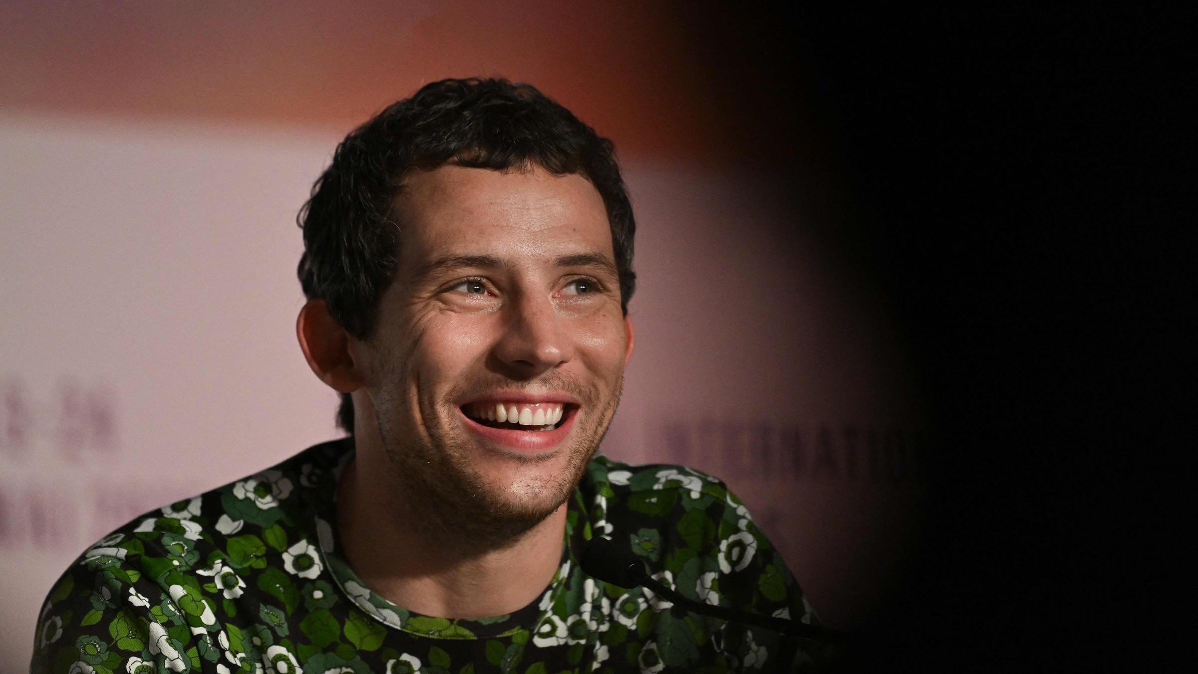 Der britische Schauspieler Josh O'Connor nimmt an einer Pressekonferenz für den Film „The Mastermind“ im Rahmen der 78. Ausgabe der Filmfestspiele von Cannes in Cannes, Südfrankreich, am 24. Mai 2025 teil. 