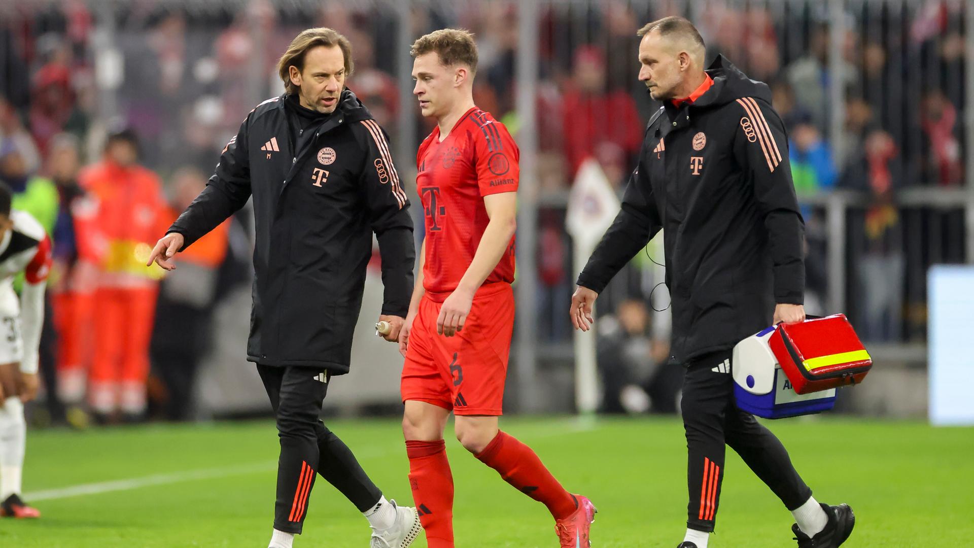 Münchens Joshua Kimmich geht verletzt vom Platz beim Spiel gegen Frankfurt am 23.02.2025.
