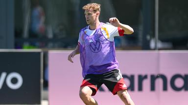 Fussballer Joshua Kimmich am Ball während eines Trainingslagers in Herzogenaurach am 28.05.2026.