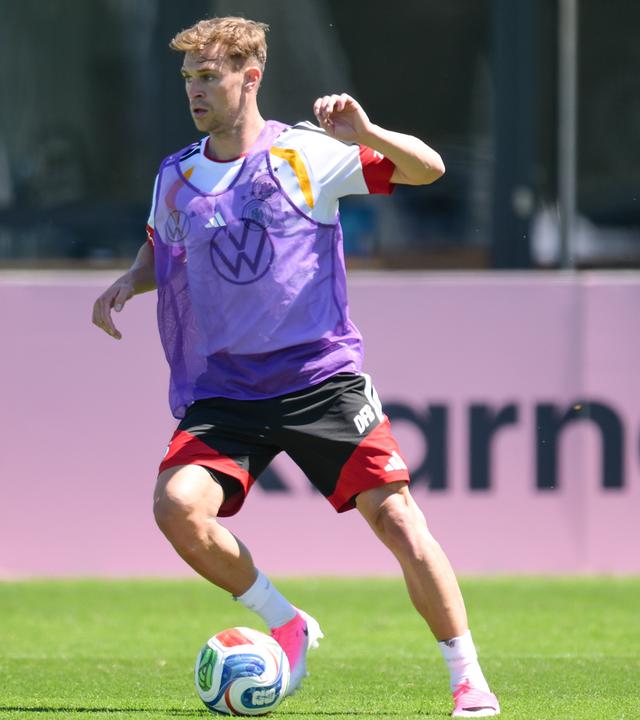 Fussballer Joshua Kimmich am Ball während eines Trainingslagers in Herzogenaurach am 28.05.2026.