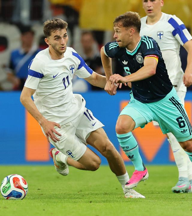 v.l. Adam Markhiev und Joshua Kimmich im Testspiel zwischen Deutschland und Finnland.