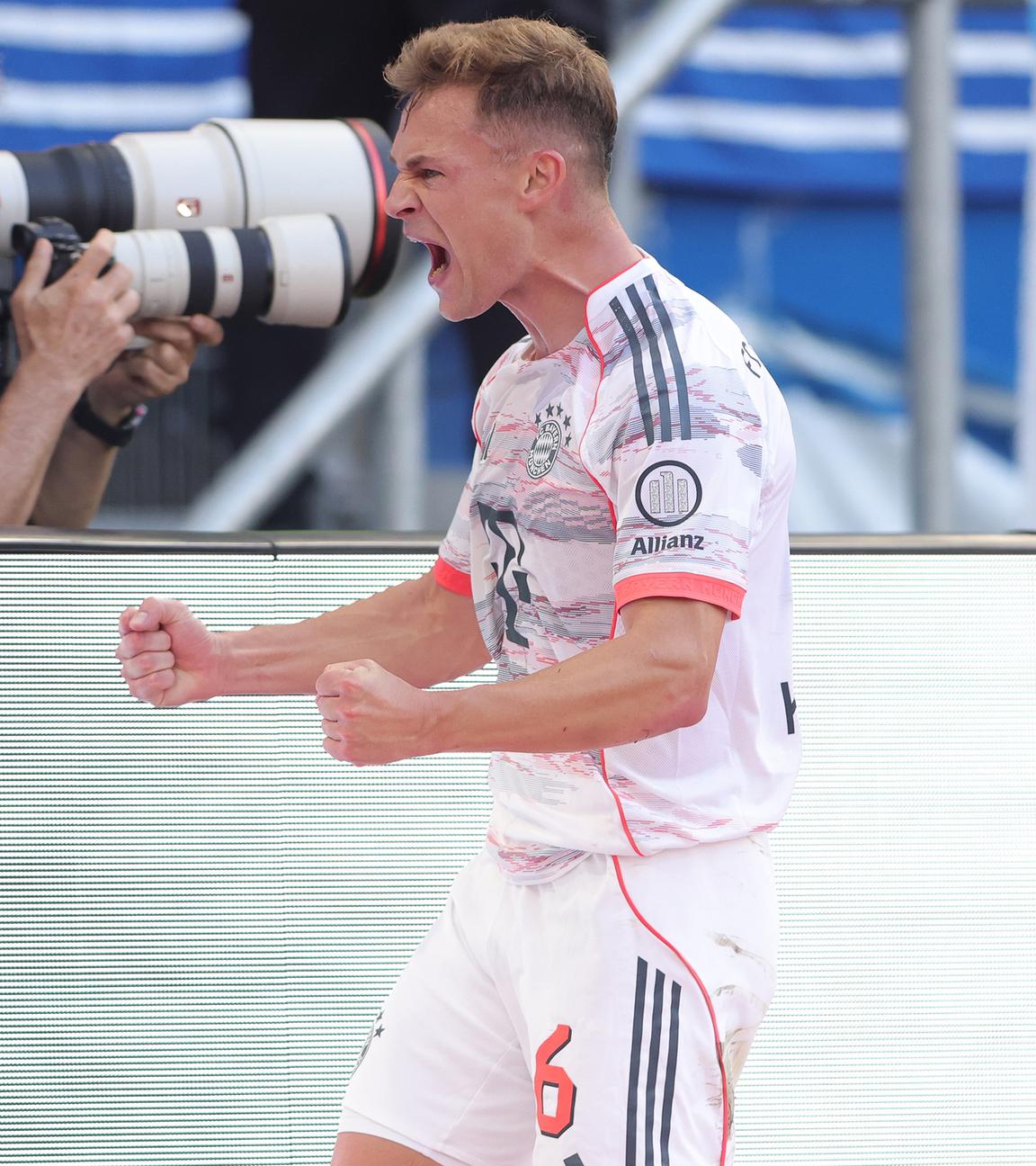 Joshua Kimmich jubelt nach dem Tor zum 4:1 beim Spiel gegen die TSG Hoofenheim