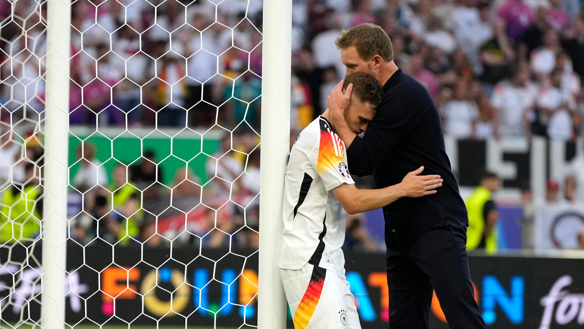 Joshua Kimmich wird von Julian Nagelsmann nach dem Viertelfinale der EM 2024 getröstet