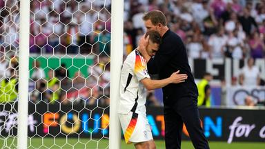 Joshua Kimmich wird von Julian Nagelsmann nach dem Viertelfinale der EM 2024 getröstet