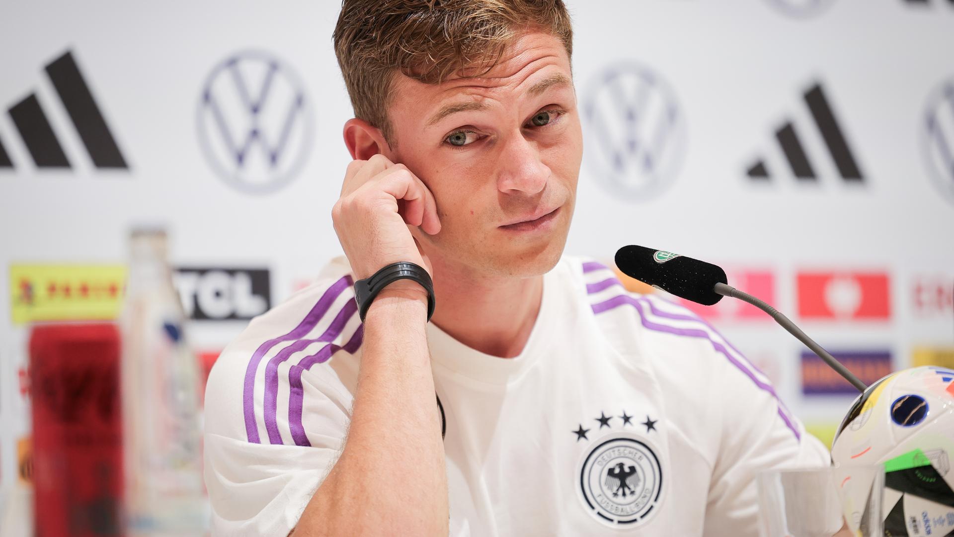 Deutschlands Joshua Kimmich beantwortet die Fragen von Journalisten. 