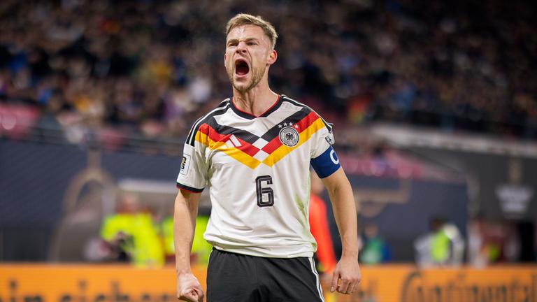 Joshua Kimmich feiert ein Tor für Deutschland gegen die Slowakei.