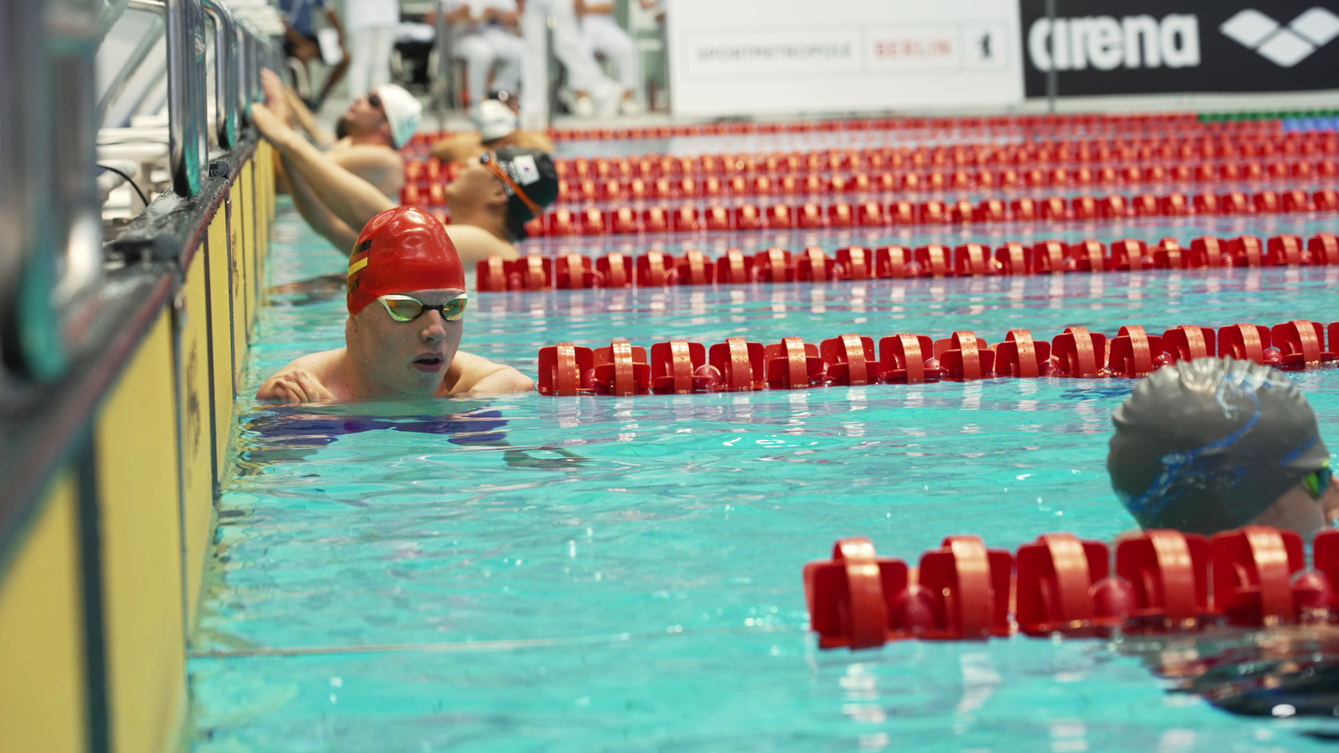 Josia Topf im Schwimmbecken nach dem Anschlag bei einem Rennen.