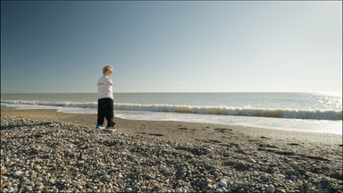Josia Topf am Strand