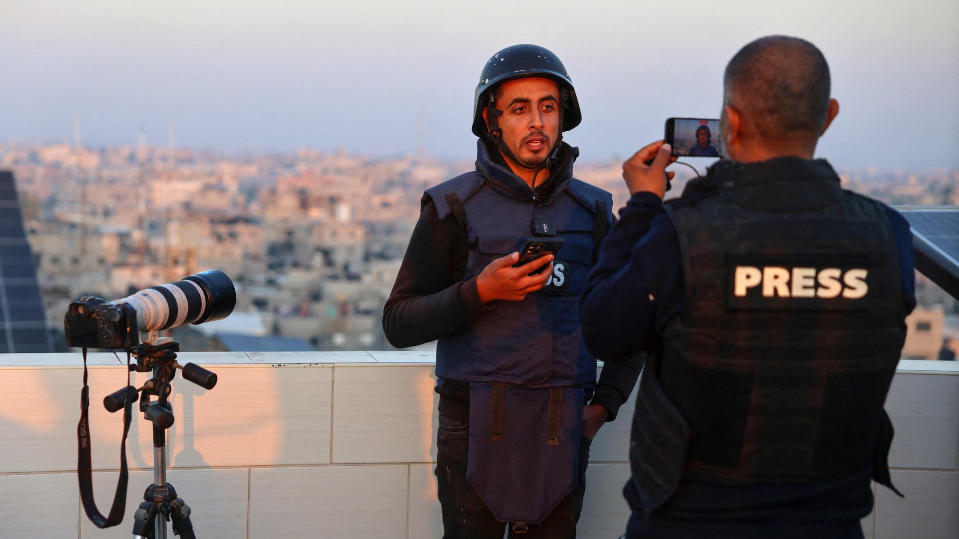 Zwei palästinensische Journalisten bei ihrer Arbeit im Gazastreifen.