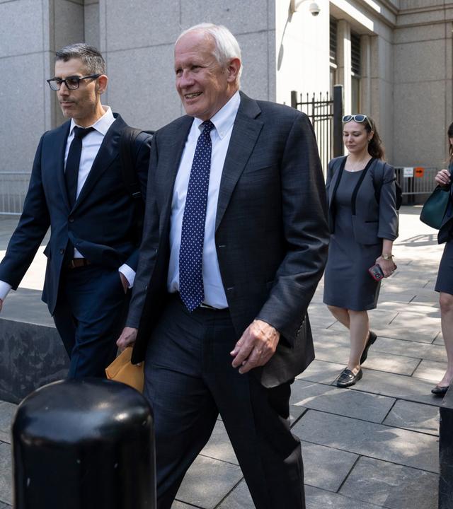 David McCraw (rechts), Leiter der Rechtsabteilung der New York Times, und Douglas Zolkind (links), Anwalt der New York Times, verlassen am Donnerstag, dem 23. Juli 2026, das Bundesgericht in Manhattan in New York.