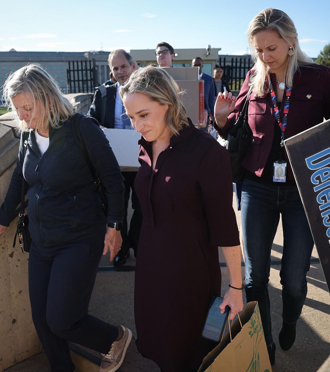 Journalisten verlassen aus Protest das Gebäude des US-Verteidigungsministeriums.