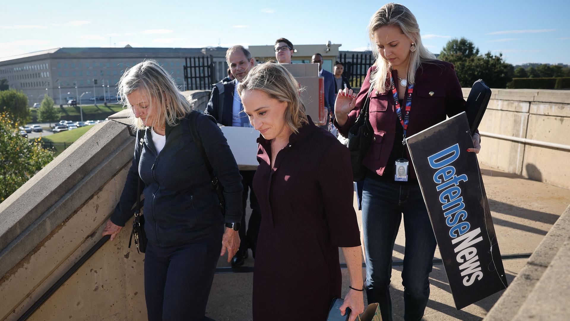 Journalisten verlassen aus Protest das Gebäude des US-Verteidigungsministeriums.