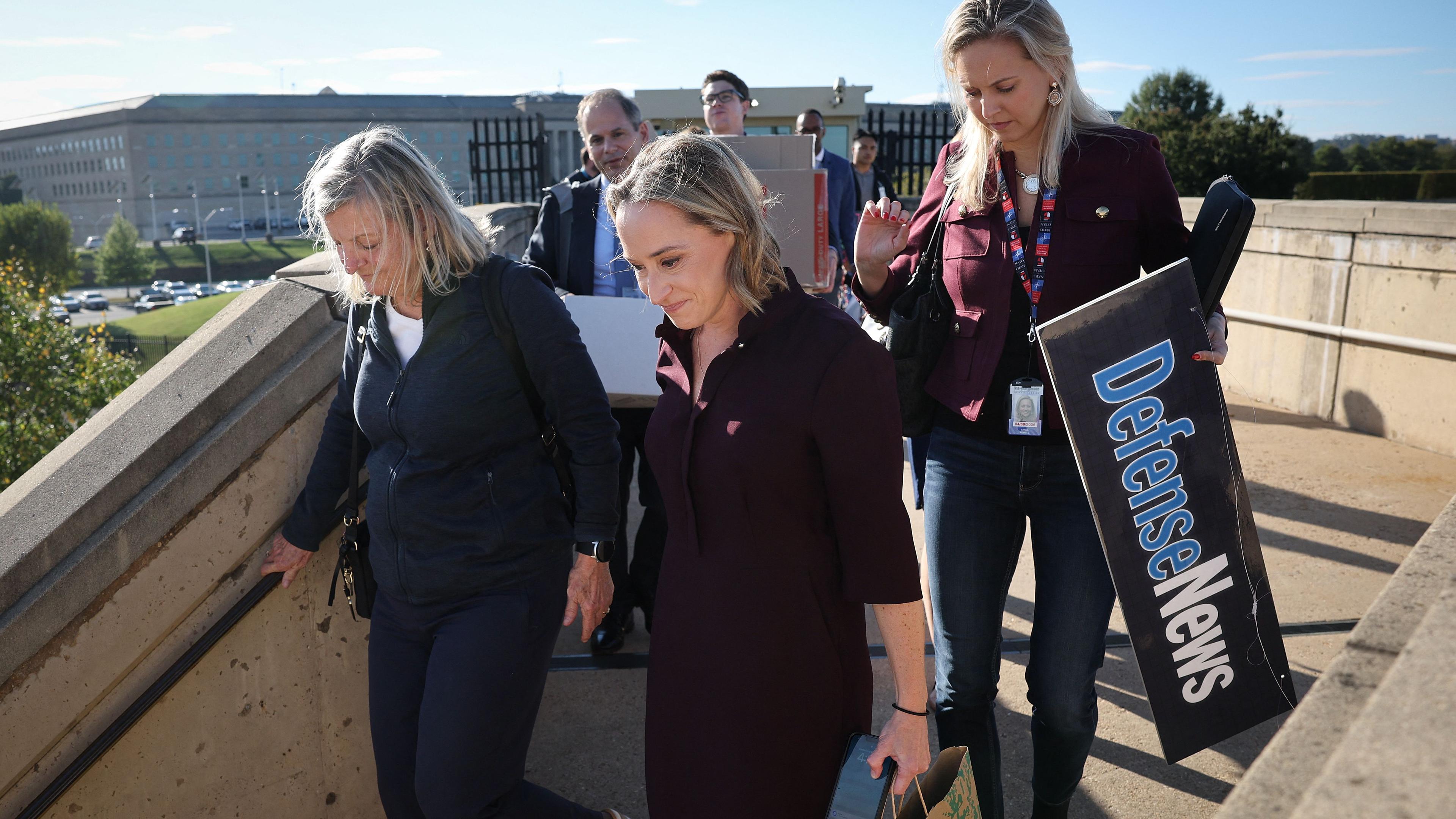 Journalisten verlassen aus Protest das Gebäude des US-Verteidigungsministeriums.