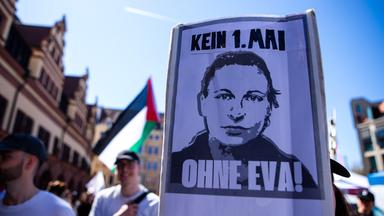 1. Mai 2026, Leipzig, Sachsen, Deutschland: Während der Demonstrationen zum Tag der Arbeit in Leipzig hält eine protestierende Person ein Schild mit der Aufschrift „Kein 1. Mai ohne Eva“ hoch – ein Hinweis auf die deutsche Journalistin Eva Maria Michelmann, die in Syrien verschwunden ist.