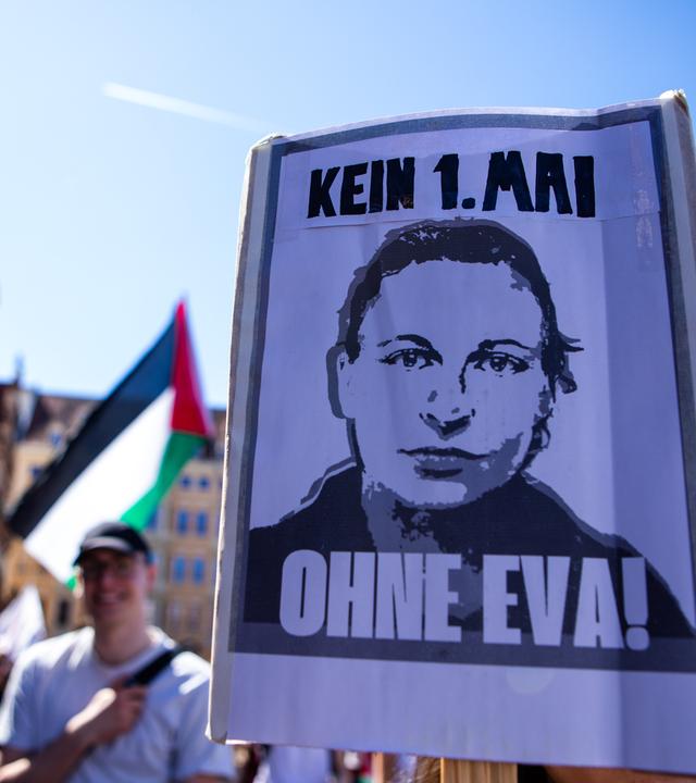 1. Mai 2026, Leipzig, Sachsen, Deutschland: Während der Demonstrationen zum Tag der Arbeit in Leipzig hält eine protestierende Person ein Schild mit der Aufschrift „Kein 1. Mai ohne Eva“ hoch – ein Hinweis auf die deutsche Journalistin Eva Maria Michelmann, die in Syrien verschwunden ist.