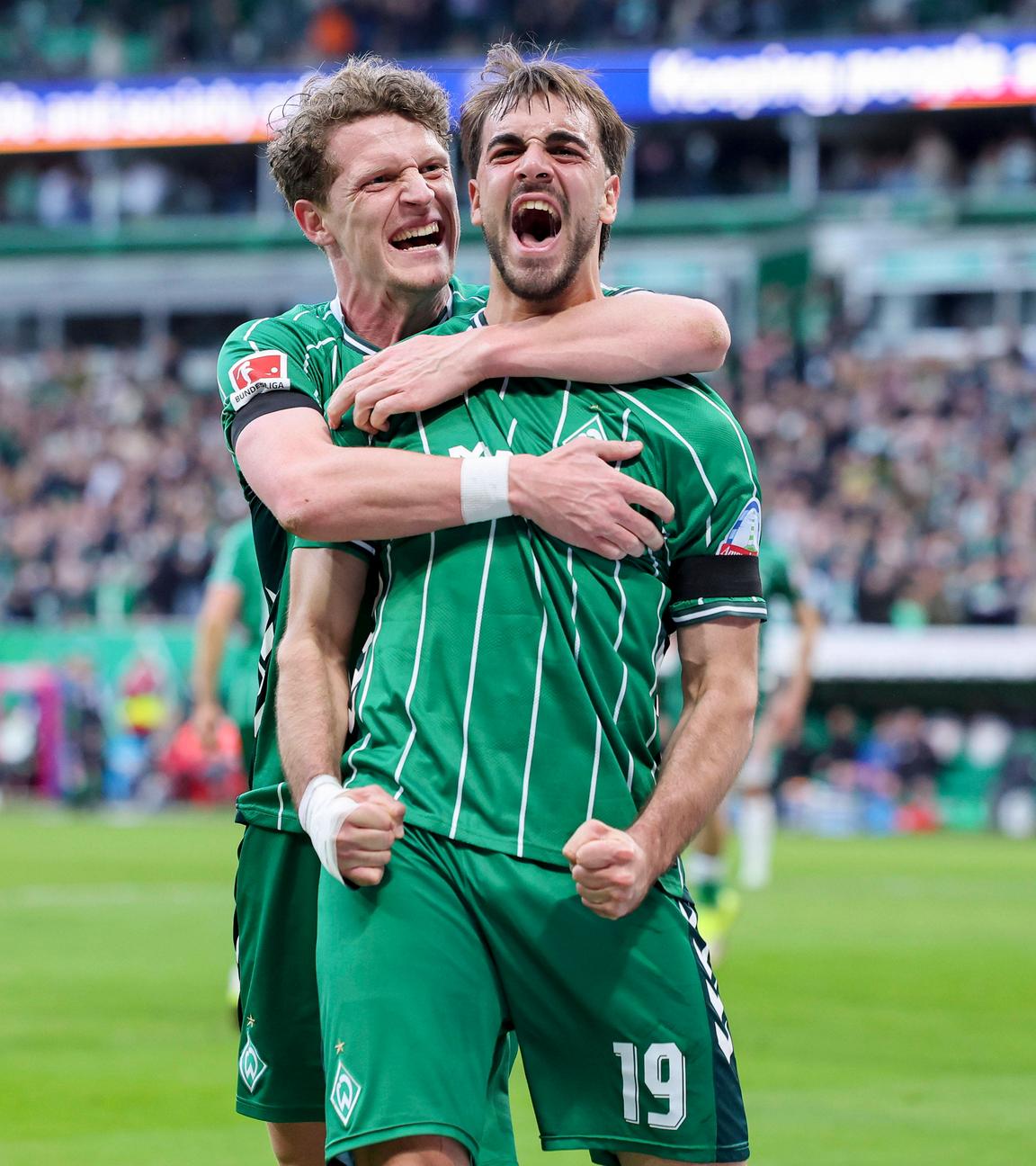 Jovan Milošević (Werder Bremen) bejubelt seinen Treffer zum 1:0 mit Jens Stage (Werder Bremen) am 28.02.2026 in Bremen. 