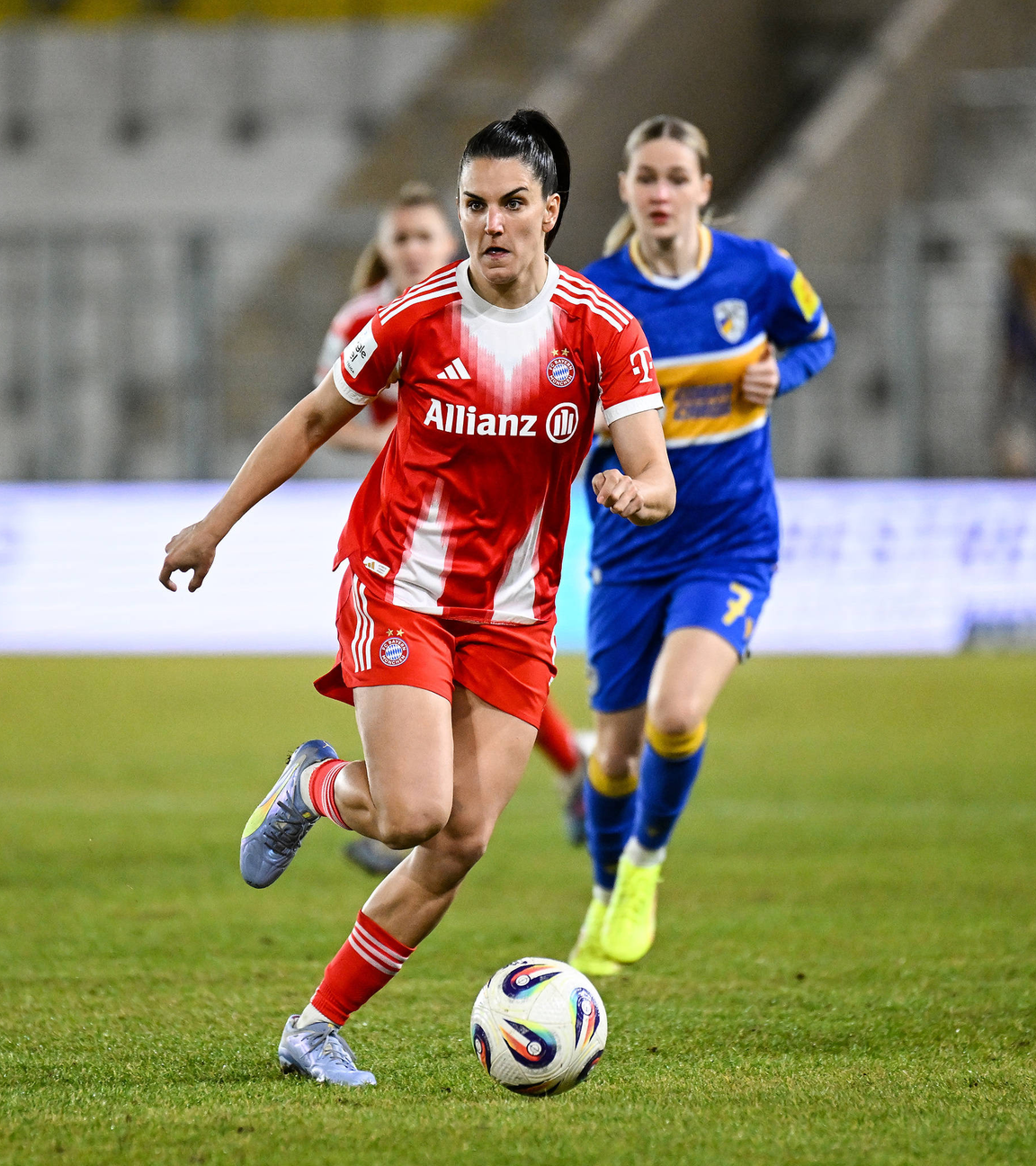 Jovana Damnjanovic (9, FC Bayern München) kämpft. 