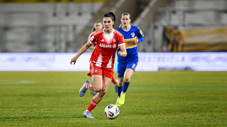 Jovana Damnjanovic (9, FC Bayern München) kämpft. 