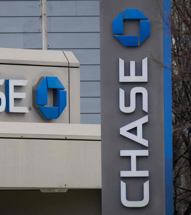 Markenschriftzug und Logo von JP Morgan Chase auf einem Gebäude
