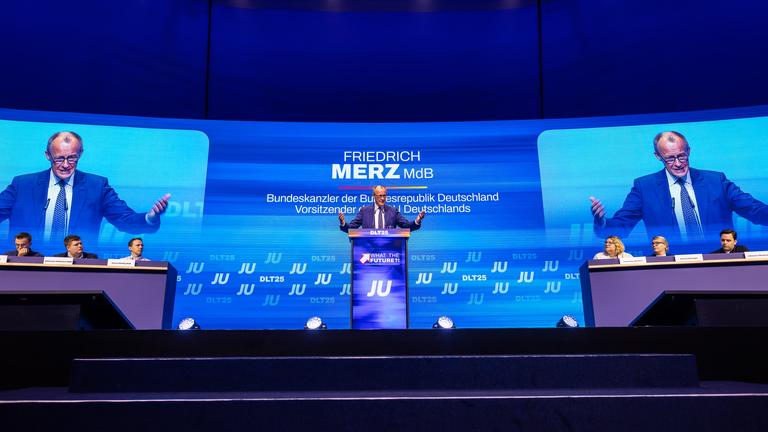 Bundeskanzler Friedrich Merz (CDU) spricht beim Deutschlandtag der Jungen Union (JU).