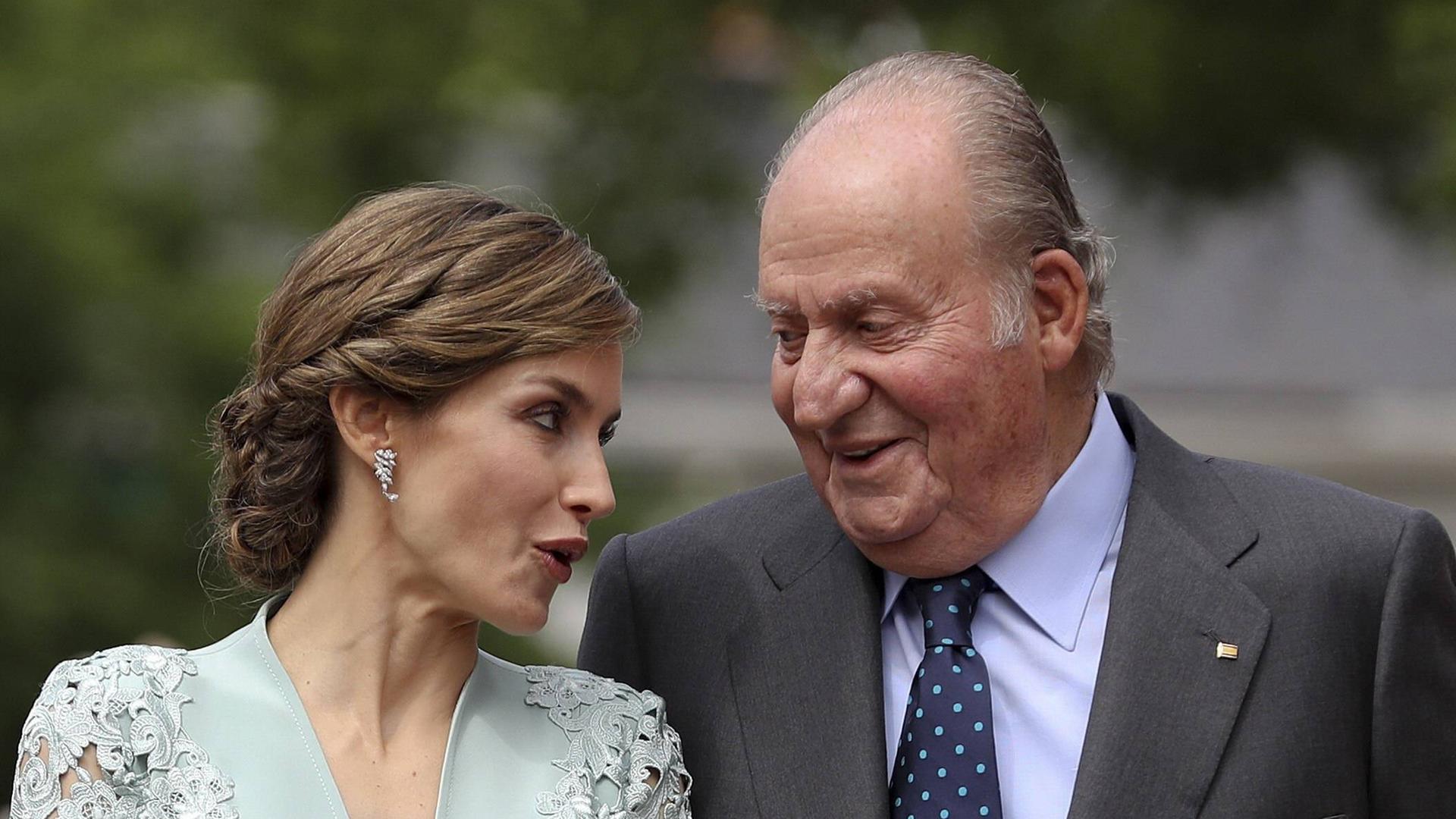 Königin Letizia spricht mit König Juan Carlos bei der Erstkommunion von Prinzessin Sofia in der Pfarrkirche Unserer Lieben Frau von der Himmelfahrt in Madrid, 17. Mai 2017.