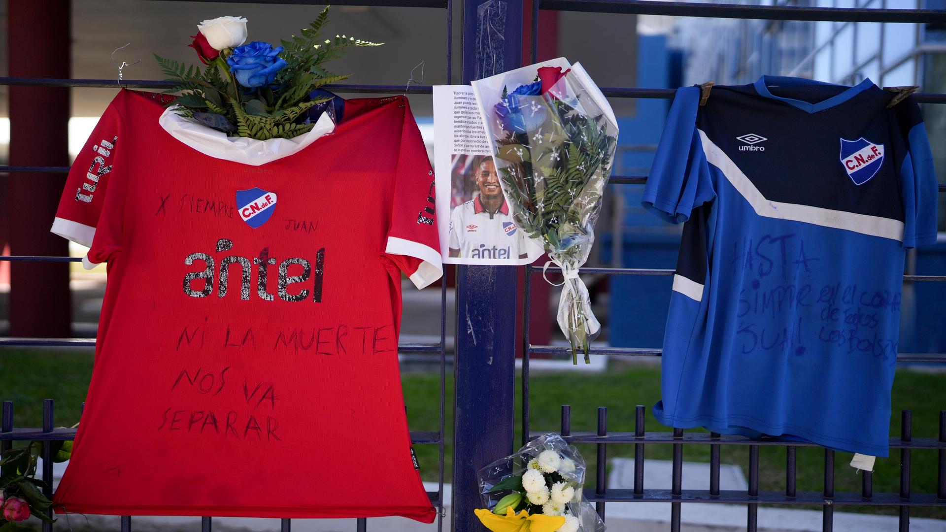In Erinnerung an den verstorbenen Fußballspieler Juan Izquierdo hängen T-Shirts und Blumen vor dem Fußball-Club in Montevideo.
