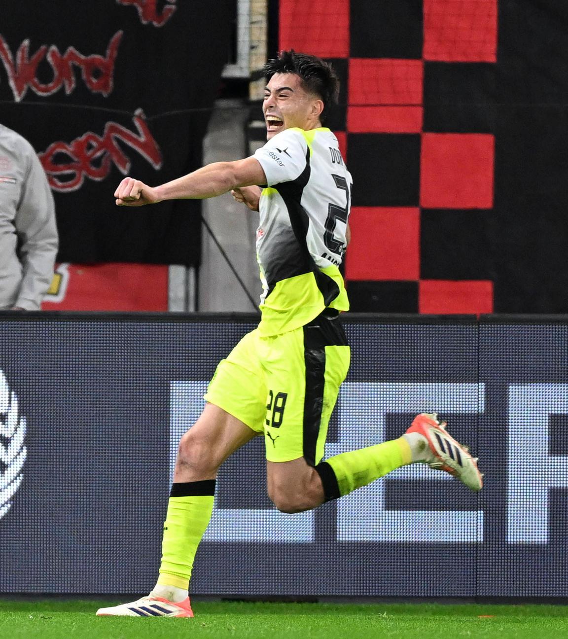 Dortmunds Innenverteidiger Aaron Anselmino jubelt nach seinem Treffer zum 1:0 für den BVB